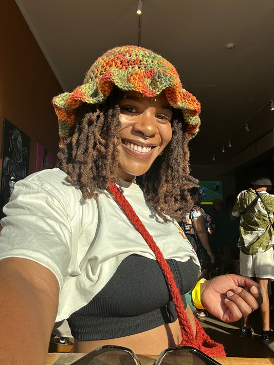 WAVY BRIM BUCKET HAT
